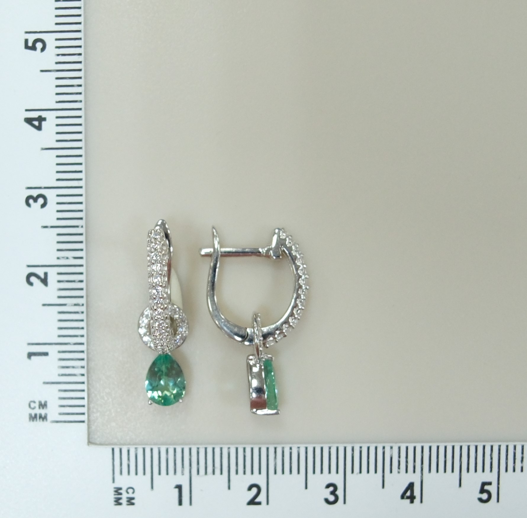 Серебряные серьги с апатитами